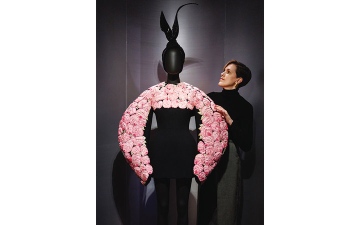 الصورة: &laquo;سكياباريللي&raquo; يعيد تعريف العلاقة بين الموضة والفن في القرن الـ 20