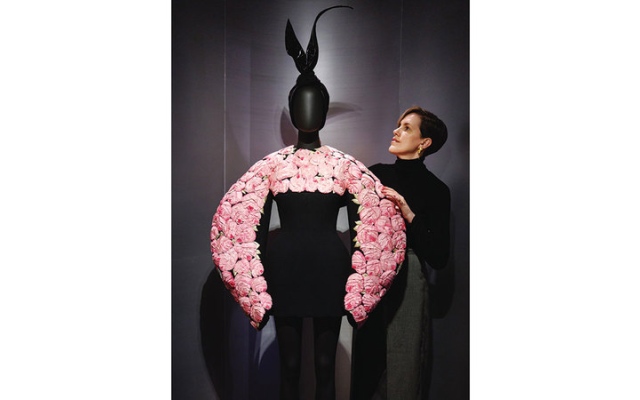 الصورة: &laquo;سكياباريللي&raquo; يعيد تعريف العلاقة بين الموضة والفن في القرن الـ 20