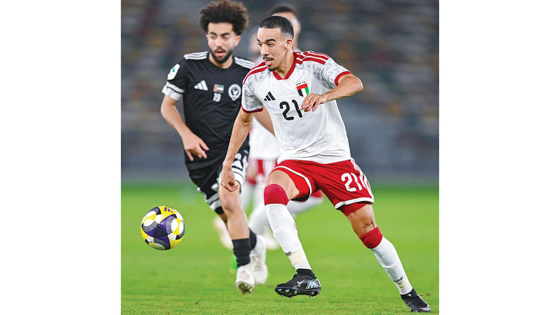 عصام فايز يقود هجمة للمنتخب خلال المواجهة الودية أمام غلف يونايتد. من المصدر