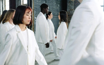 الصورة: سرقة التصاميم.. ظاهرة تهدد إبداع &laquo;الموضة&raquo; وتفاقمها &laquo;الأزياء السريعة&raquo;