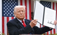 الصورة: ترامب يأمر برسوم جديدة على الأدوية رغم قرارات المحكمة العليا ضدها