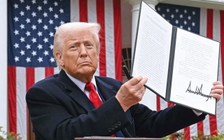 الصورة: ترامب يأمر برسوم جديدة على الأدوية رغم قرارات المحكمة العليا ضدها