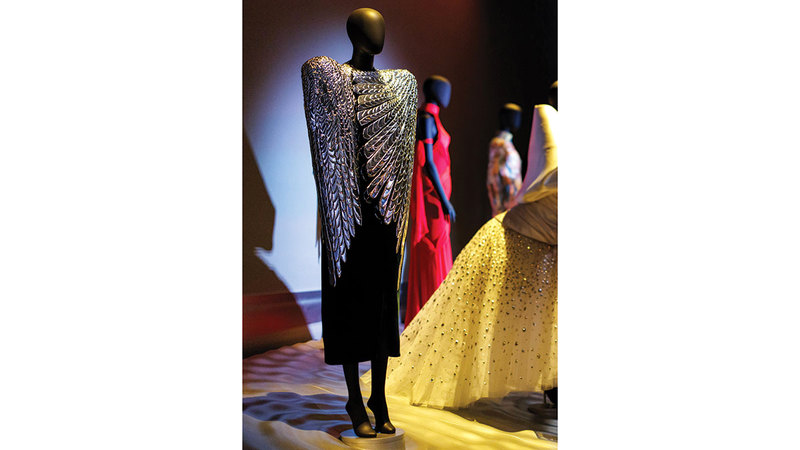 الحدث يحمل بعداً ثقافياً واقتصادياً في سياق اهتمام عالمي بإعادة قراءة تاريخ الموضة. يو.بي.إيه