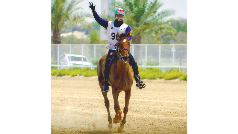 محمد سيف في طريقه إلى خط نهاية السباق بالمركز الأول. من المصدر