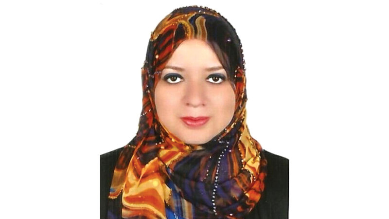 الدكتورة منى جابر: الحضور المكثف للأم يتحول أحياناً إلى تدخل مباشر يحد من اعتماد الطالب على نفسه.