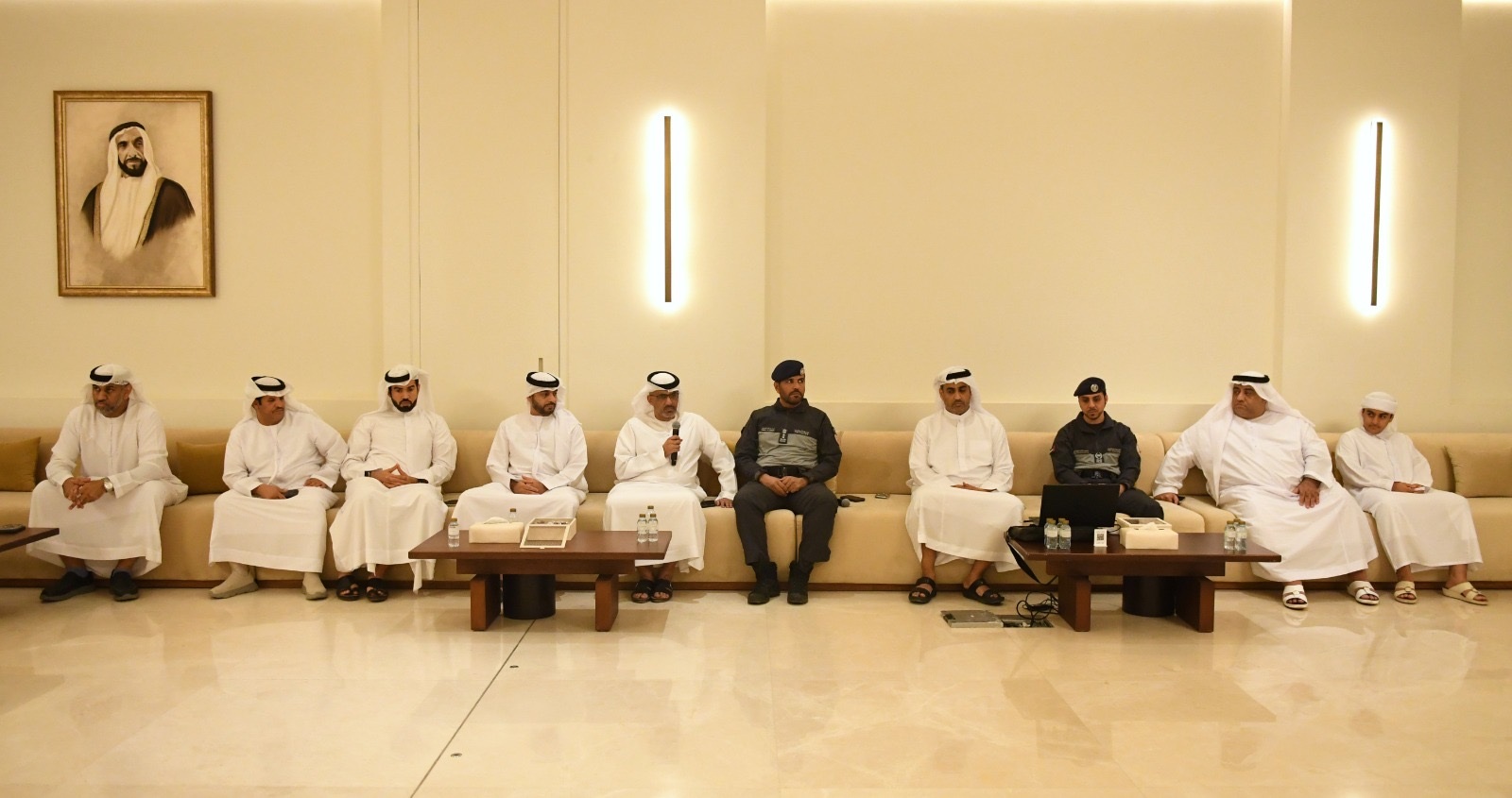 شرطة أبوظبي ترسخ ثقافة الأمن المجتمعي وتناقش السلوكيات المرورية الخطرة في “مجلس المقام” شرطة أبوظبي ترسخ ثقافة الأمن المجتمعي وتناقش السلوكيات المرورية الخطرة في “مجلس المقام”