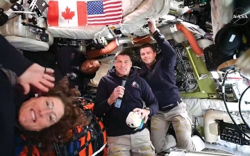 الصورة: لم تره عين من قبل.. العائدون للقمر يُطلّون على &laquo;وجهه الخفي&raquo;