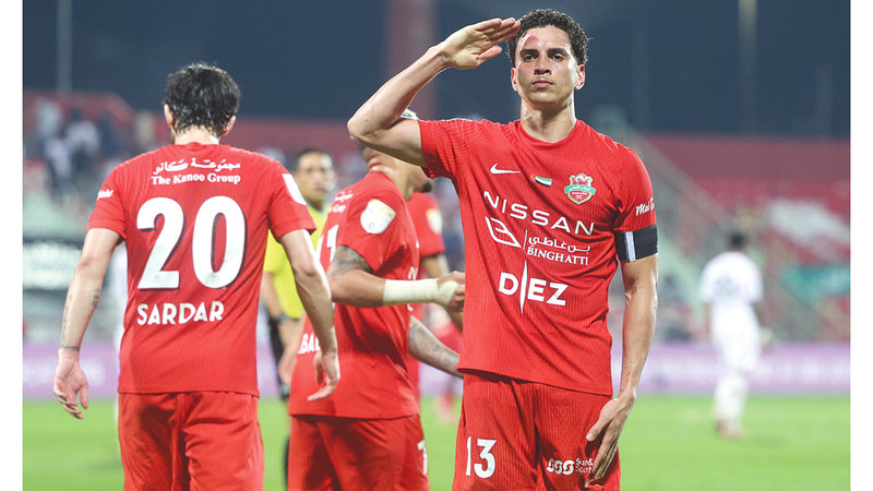 لاعب شباب الأهلي رينان فيكتور يحتفل بهدفه في مرمى الجزيرة. تصوير: سالم خميس