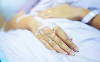 الصورة: متبرع يتكفل بنفقات علاج &laquo;أم عبدالرحيم&raquo;