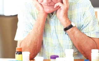 الصورة: &laquo;أبوملهم&raquo; يحتاج إلى 19 ألف درهم لتجديد التأمين الصحي