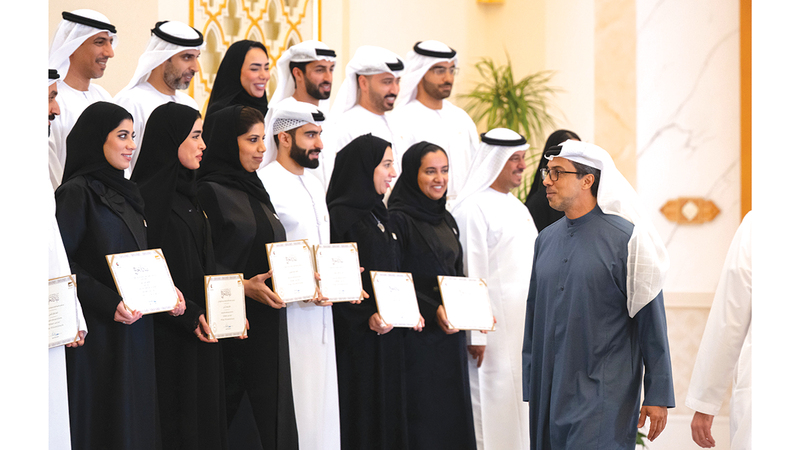 منصور بن زايد خلال تخريج الدفعة الثانية من برنامج &laquo;قيادات نافس&raquo;. وام