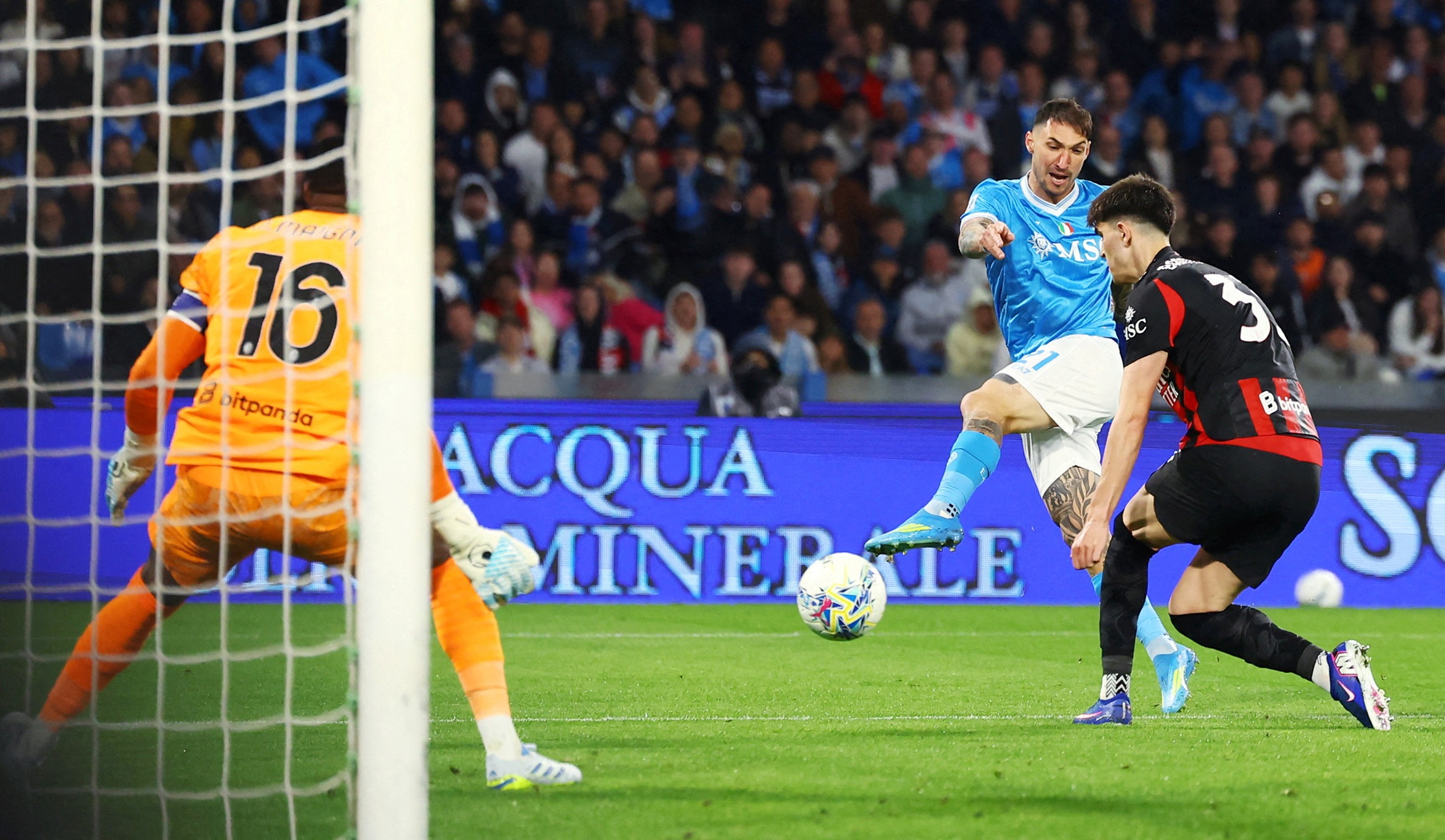 نابولي يتجاوز ميلان في صراع وصافة "الكالتشيو"