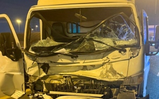 الصورة: شرطة دبي تحذر من خطورة الوقوف وسط الطريق