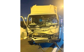 الصورة: شرطة دبي تحذر من خطورة الوقوف وسط الطريق