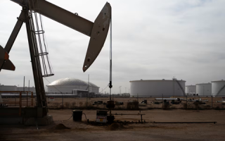 الصورة: النفط يهبط لأقل من 100 دولار بعد إعلان ترامب وقف إطلاق النار مع إيران