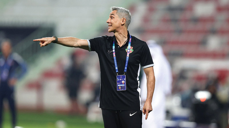 مدرب شباب الأهلي باولو سوزا.  تصوير: سالم خميس