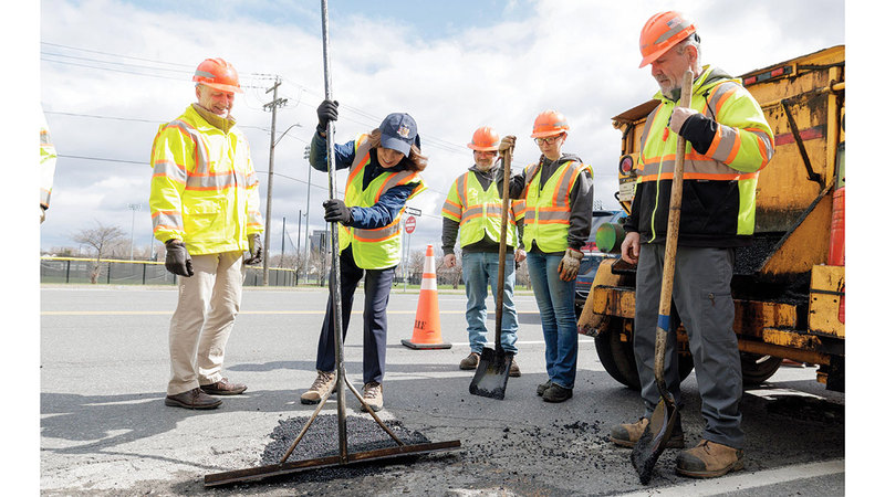 هوكول خلال ردمها حفرة. أرشيفية