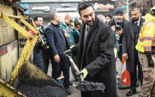 الصورة: حاكمة نيويورك وعمدتها يشاركان في إصلاح الطرق