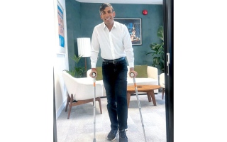 الصورة: إصابة غير خطرة لسوناك بعد محاولة استعراض مهاراته في التزلج