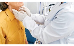 الصورة: &laquo;أم ناهل&raquo; تحتاج إلى 43 ألف درهم لعلاج مضاعفات سرطان البلعوم