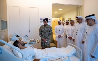 الصورة: رئيس فريق إدارة الطوارئ والأزمات والكوارث لإمارة أبوظبي يتفقد المتأثرين بالاعتداءات الإيرانية