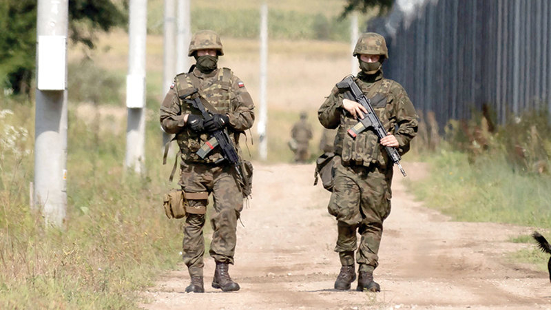 بولندا اتخذت إجراءات عسكرية على طول الحدود مع بيلاروسيا. رويترز