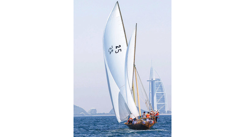 أصبح سباق القفال كرنفالاً تراثياً ومهرجاناً بحرياً يترقبه الجميع. من المصدر