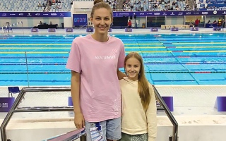 الصورة: الروسية أناستاسيا: ابنتي جسدت قصة استثنائية.. وحصدت ذهب السباحة في دبي