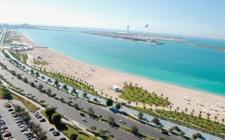 بلدية أبوظبي تدعو للحفاظ على نظافة الشواطئ