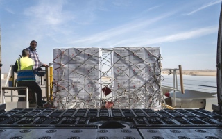 الصورة: وصول طائرة محملة بـ 100 طن مساعدات إلى العريش لدعم أهالي غزة