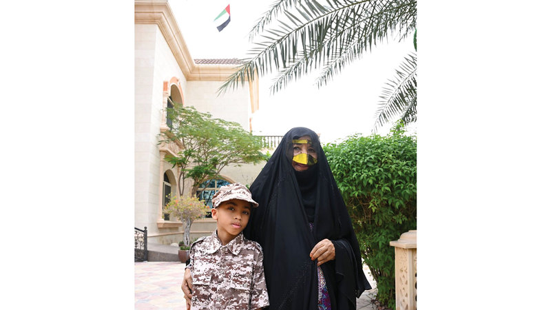 الوالدة مهرة المهيري: العلم علامة الرفعة، وكما يخفق في السماء، تخفق قلوب الإماراتيين والمقيمين اعتزازاً به.