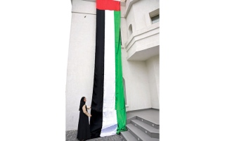 استجابة لدعوة محمد بن راشد.. عَلم الإمارات يختصر المسافة بين الأرض والسماء