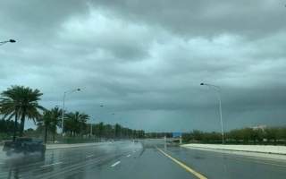 الصورة: شرطة أبوظبي تحذر من "التفحيط" خلال الأمطار