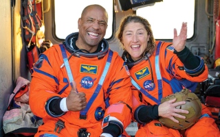 الصورة: بعد رحلة تاريخية حول القمر.. رواد &laquo;أرتميس 2&raquo; يهبطون بسلام