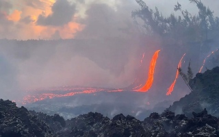 الصورة: حمم بركان بيتون دي لا فورنيز تتدفق نحو المحيط