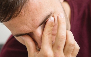 الصورة: مصابون بالصداع العنقودي: كأن مسماراً يدق في العين