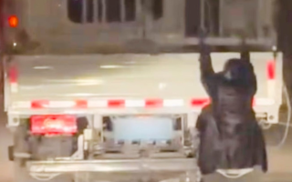 الصورة: امرأة صينية تشبثت بمؤخرة شاحنة زوجها لتعرف أين يذهب