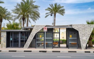 الصورة: "طرق دبـي" تُنجز 726 مظلّة لركاب حافلات المواصلات العامة في مناطق حيوية بالإمارة