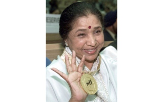 الصورة: آشا بوسلي.. الهند تُودّع صوتاً لامس القلوب