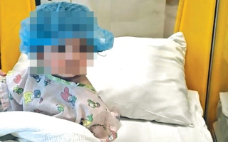 الصورة: &laquo;سالي&raquo; تحتاج إلى 50.5 ألف درهم لعلاج &laquo;خلع الورك الولادي&raquo;