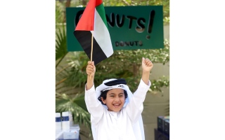 الصورة: الكل يزهو براية الإمارات الغالية