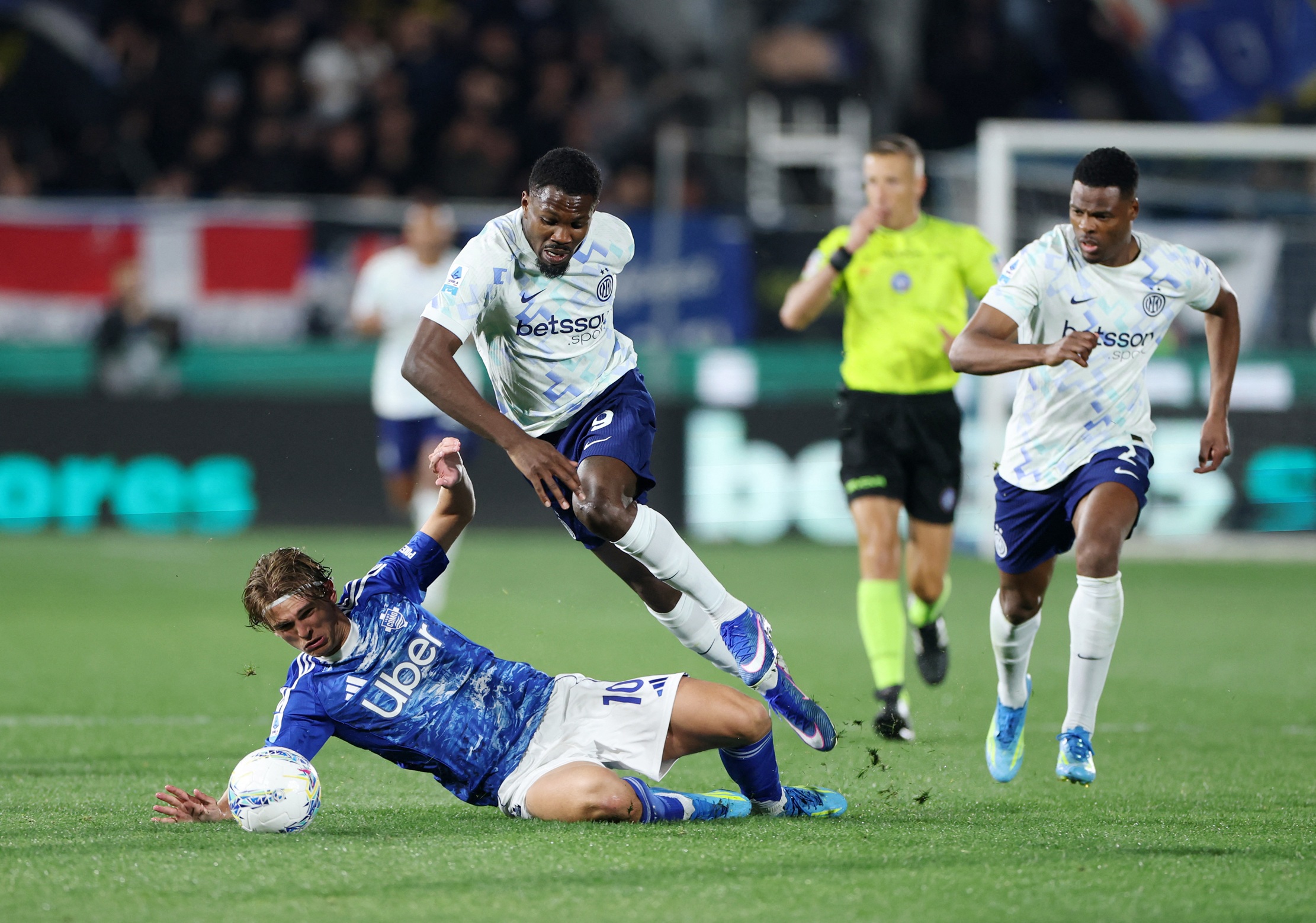 إنتر يقترب من لقب الدوري بعد توسيع الفارق إلى 9 نقاط عن نابولي