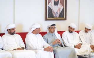 الصورة: منصور بن زايد يعزي في وفاة محمد سفر الهاجري