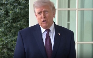 الصورة: ترامب: إيران تواصلت معنا وتريد "بشدة" التوصل إلى اتفاق