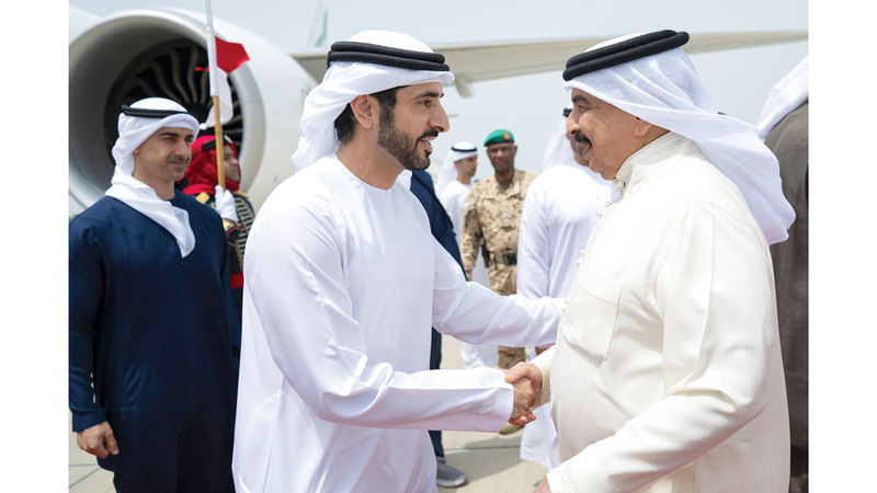ملك البحرين مصافحاً حمدان بن محمد. وام