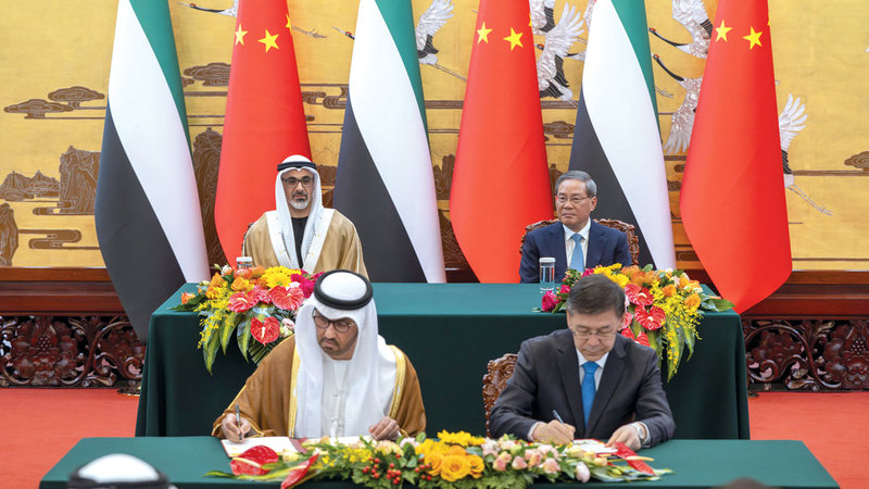 خالد بن محمد ولي تشيانغ خلال حضورهما مراسم توقيع مذكرات التفاهم. وام