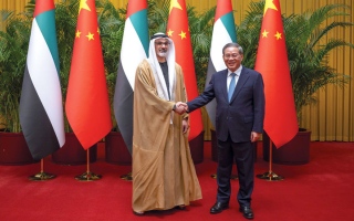 ولي عهد أبوظبي ورئيس مجلس الدولة الصيني يبحثان تعزيز الشراكة الاستراتيجية بين البلدين