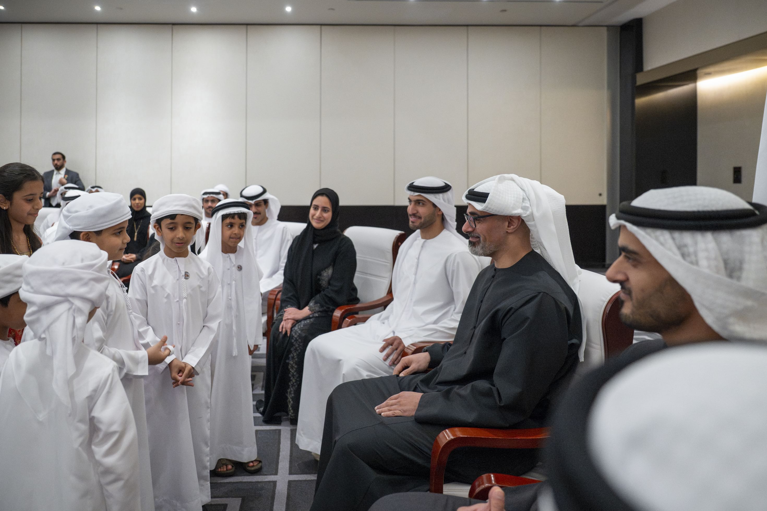 ولي عهد أبوظبي يلتقي طلبة الإمارات الدارسين في العاصمة الصينية بكين ولي عهد أبوظبي يلتقي طلبة الإمارات الدارسين في العاصمة الصينية بكين