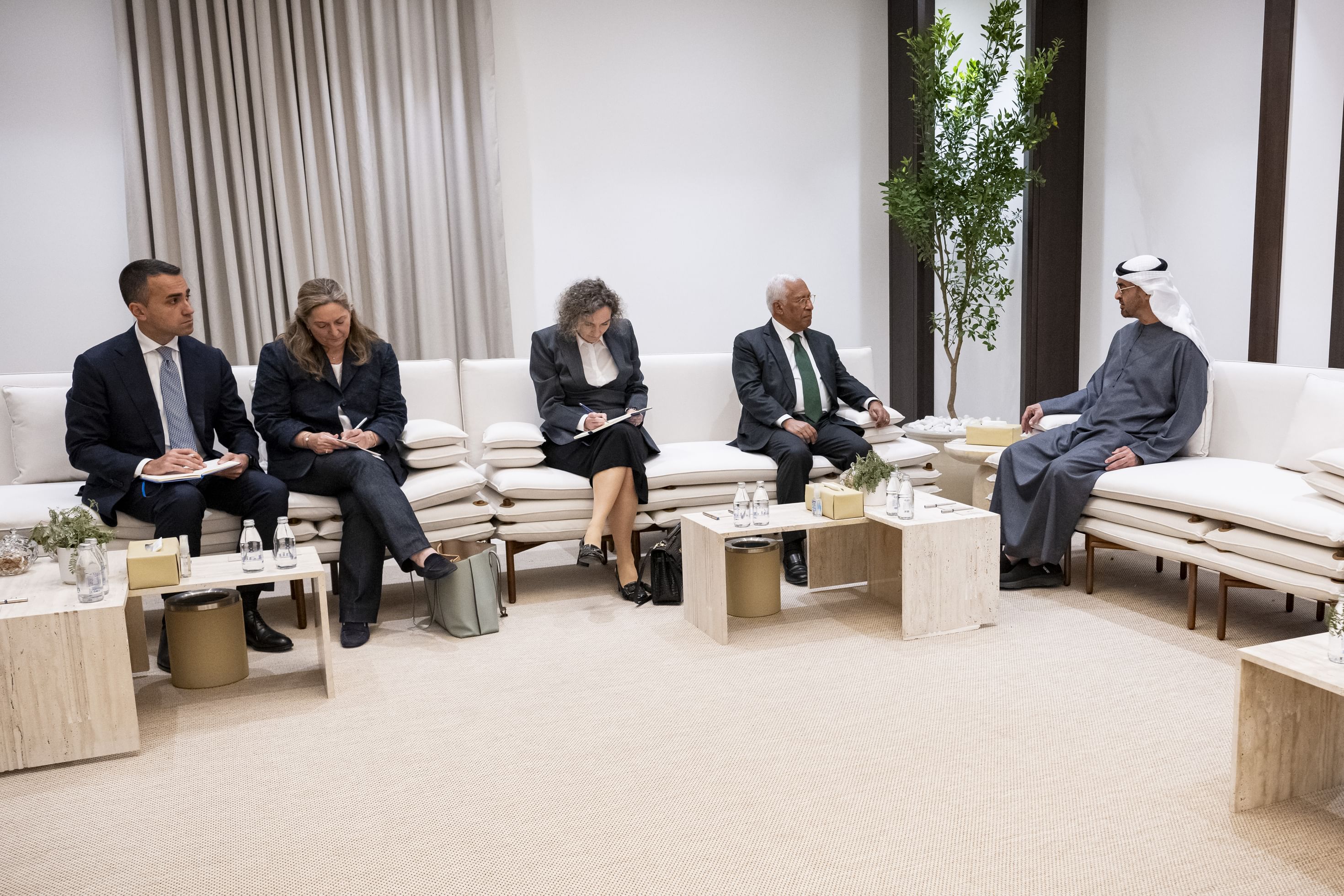 رئيس الدولة يبحث مع رئيس المجلس الأوروبي تطورات الأوضاع بالمنطقة وتأثيراتها الخطيرة على أمن الملاحة الدولية وإمدادات الطاقة رئيس الدولة يبحث مع رئيس المجلس الأوروبي تطورات الأوضاع بالمنطقة وتأثيراتها الخطيرة على أمن الملاحة الدولية وإمدادات الطاقة