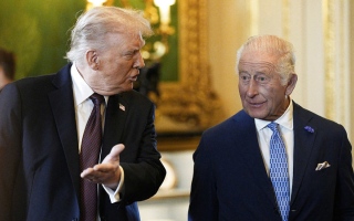 الصورة: بين البروتوكول والإحراج.. لحظات لافتة في لقاءات تشارلز بالرؤساء الأميركيين